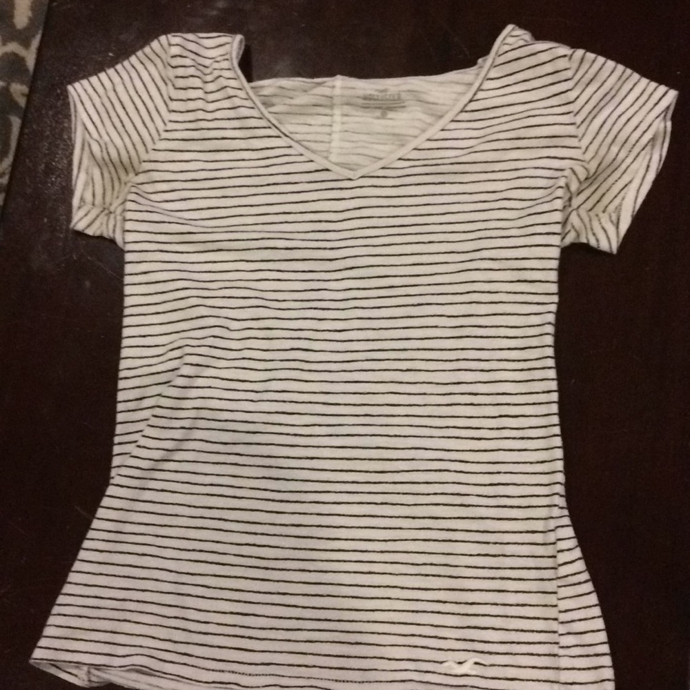 This is an extra small t shirt from Hollister.